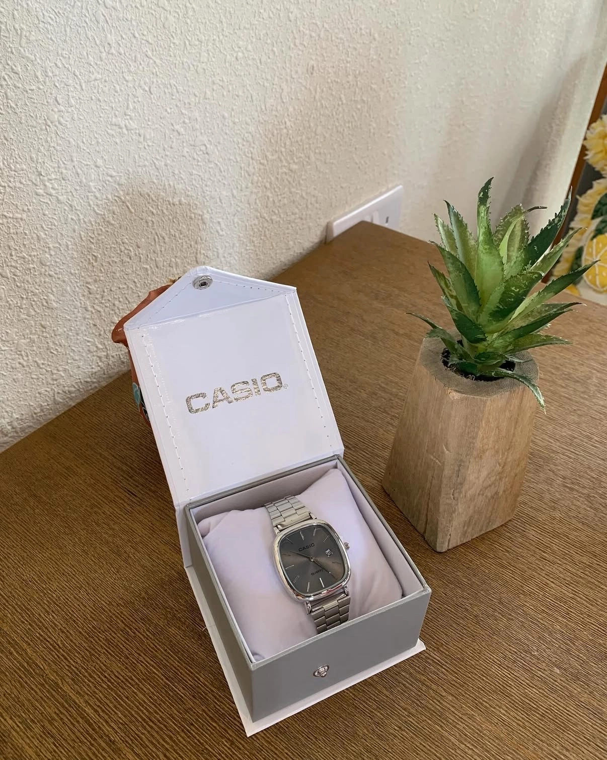 Casio watches for men and women, 3.5 riyals